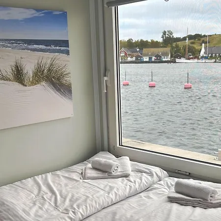 Ferienhaus Hausboot Lydia In *