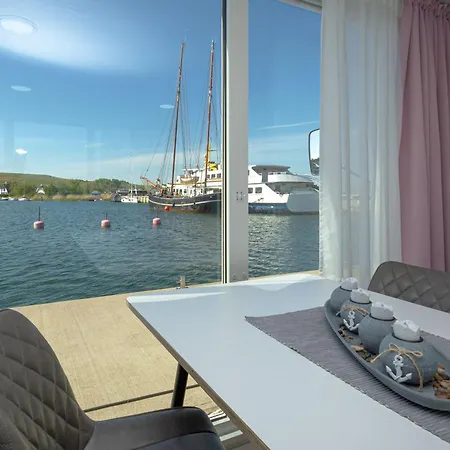Casa de Férias Hausboot Lydia In